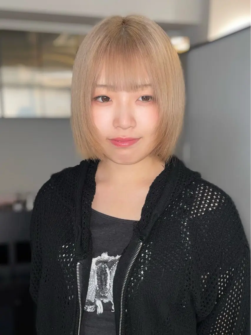ショート カラー ベージュカラー ブリーチ ミルクティーベージュ ヘアカラー トリートメント ブリーチ/ ショート🐈‍⬛ 玲のヘアスタイル