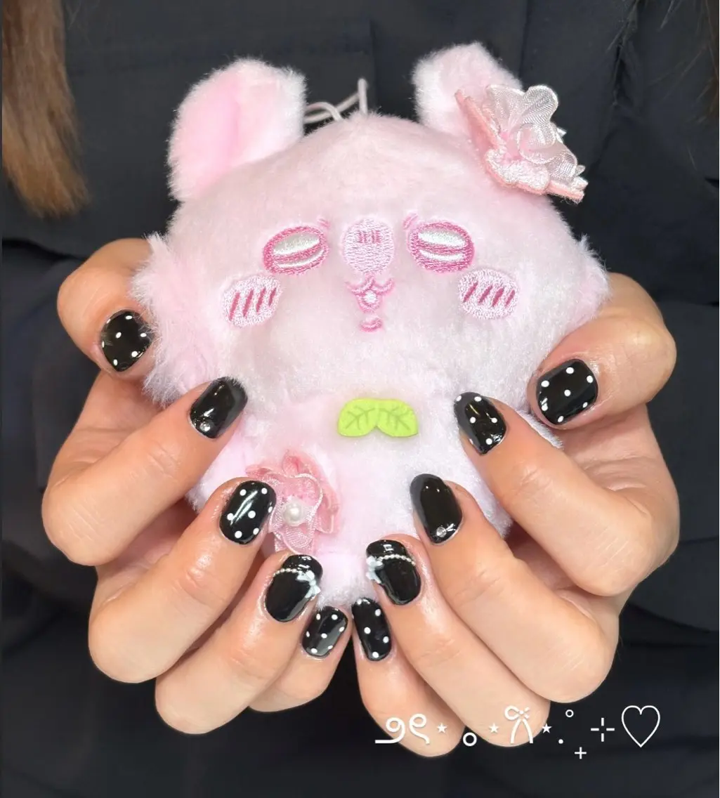 ネイル ドット ガーリー シンプルネイル ハンドネイル みぎた かのこのネイルデザイン