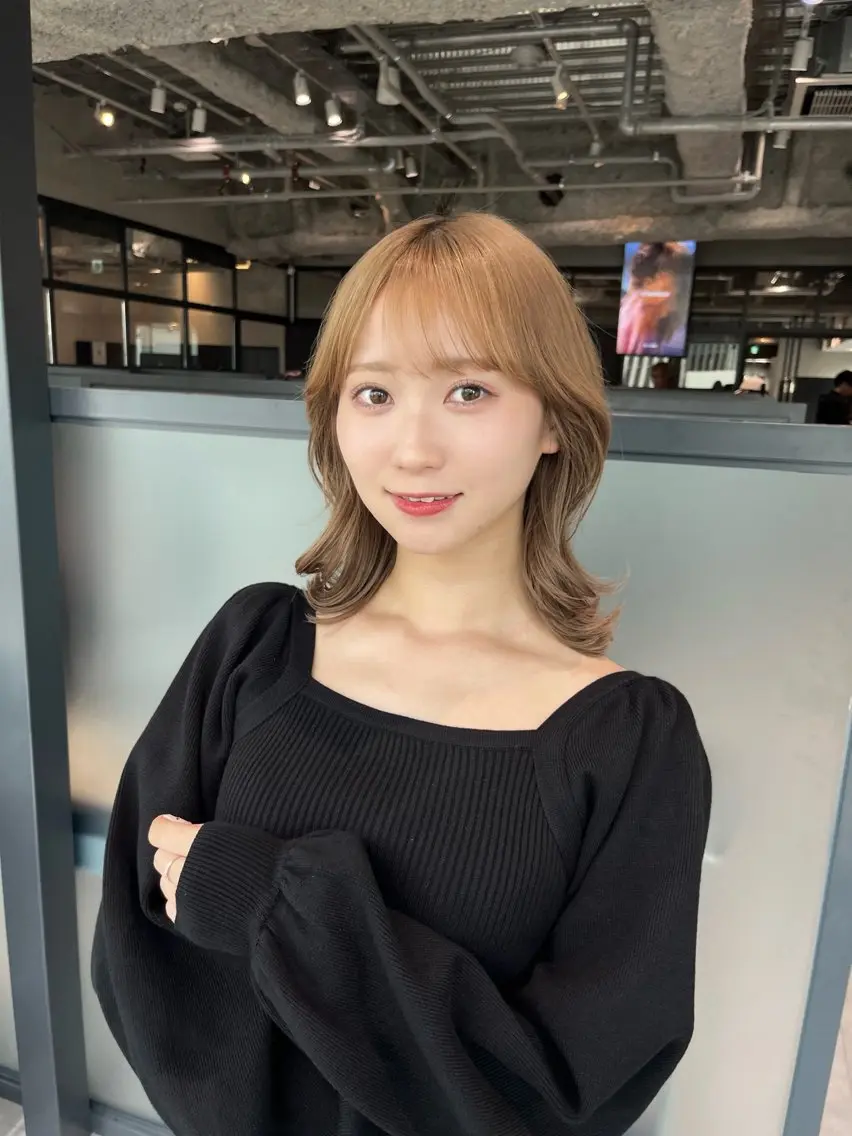 ミディアム カラー 岡藤 里菜のヘアスタイル