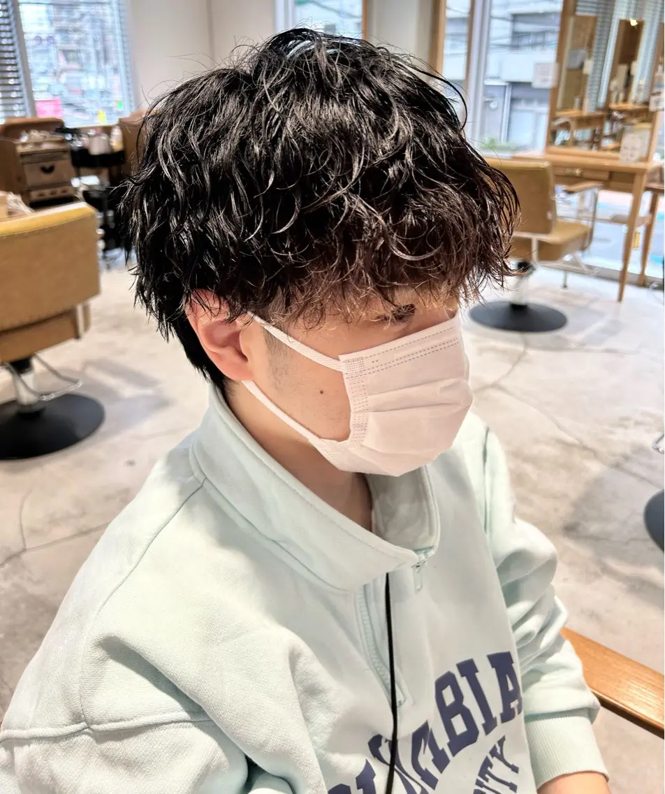 パーマ メンズ ダウンパーマ マッシュ メンズパーマ 刈り上げ 波巻きパーマ 関口 桃花🌷 暖色カラーのヘアスタイル
