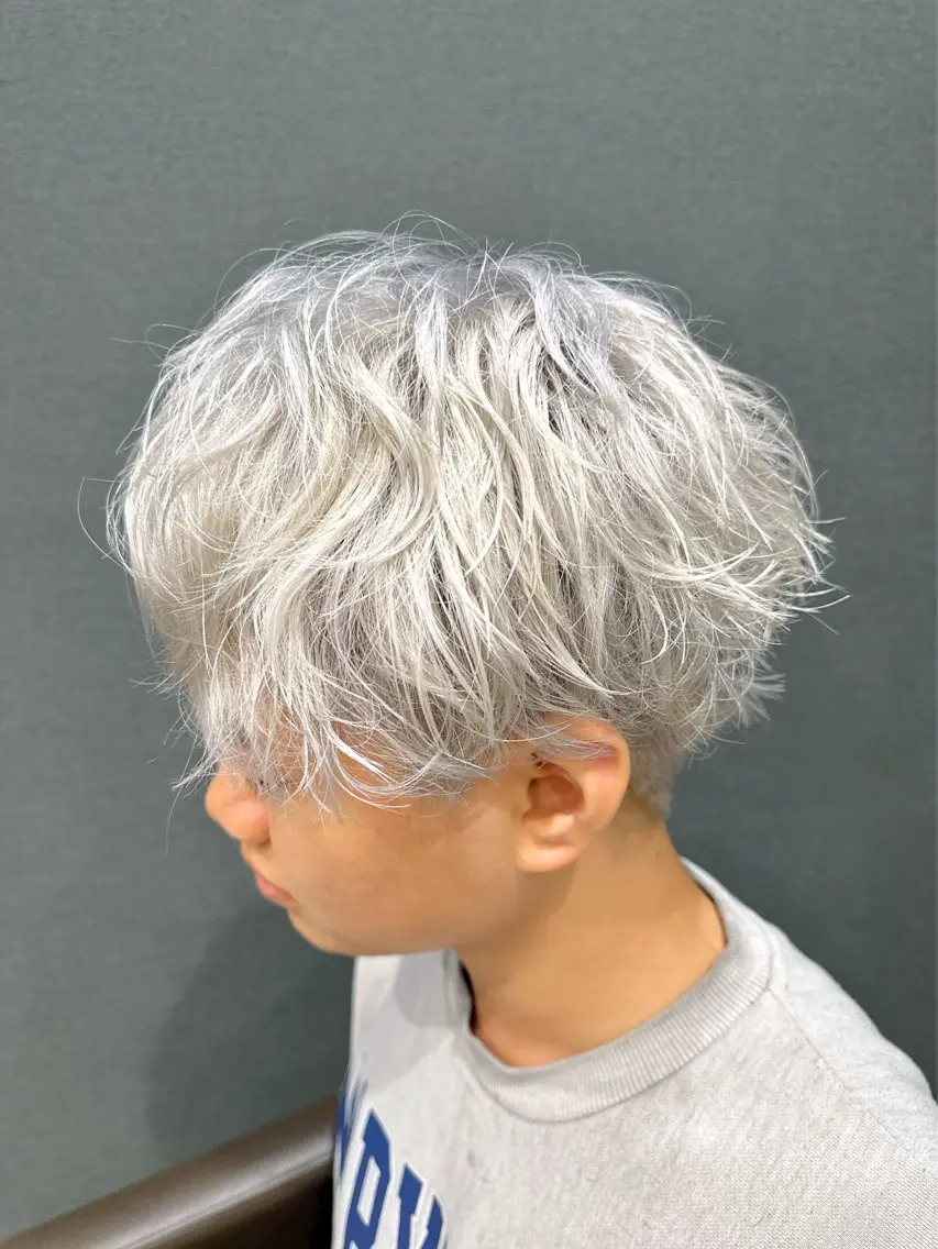 カラー メンズ メンズブリーチ ブリーチ arika オケシ　リョウダイのヘアスタイル