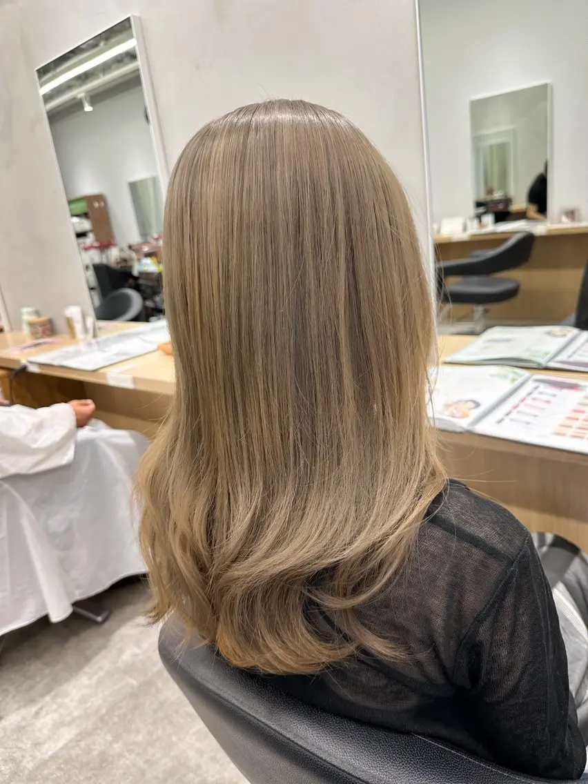 ミディアム カラー ベージュカラー ブリーチ ミルクティーベージュ ヘアカラー トリートメント 巻ける髪質改善🫧ハ イライト/永田汰伊智のヘアスタイル