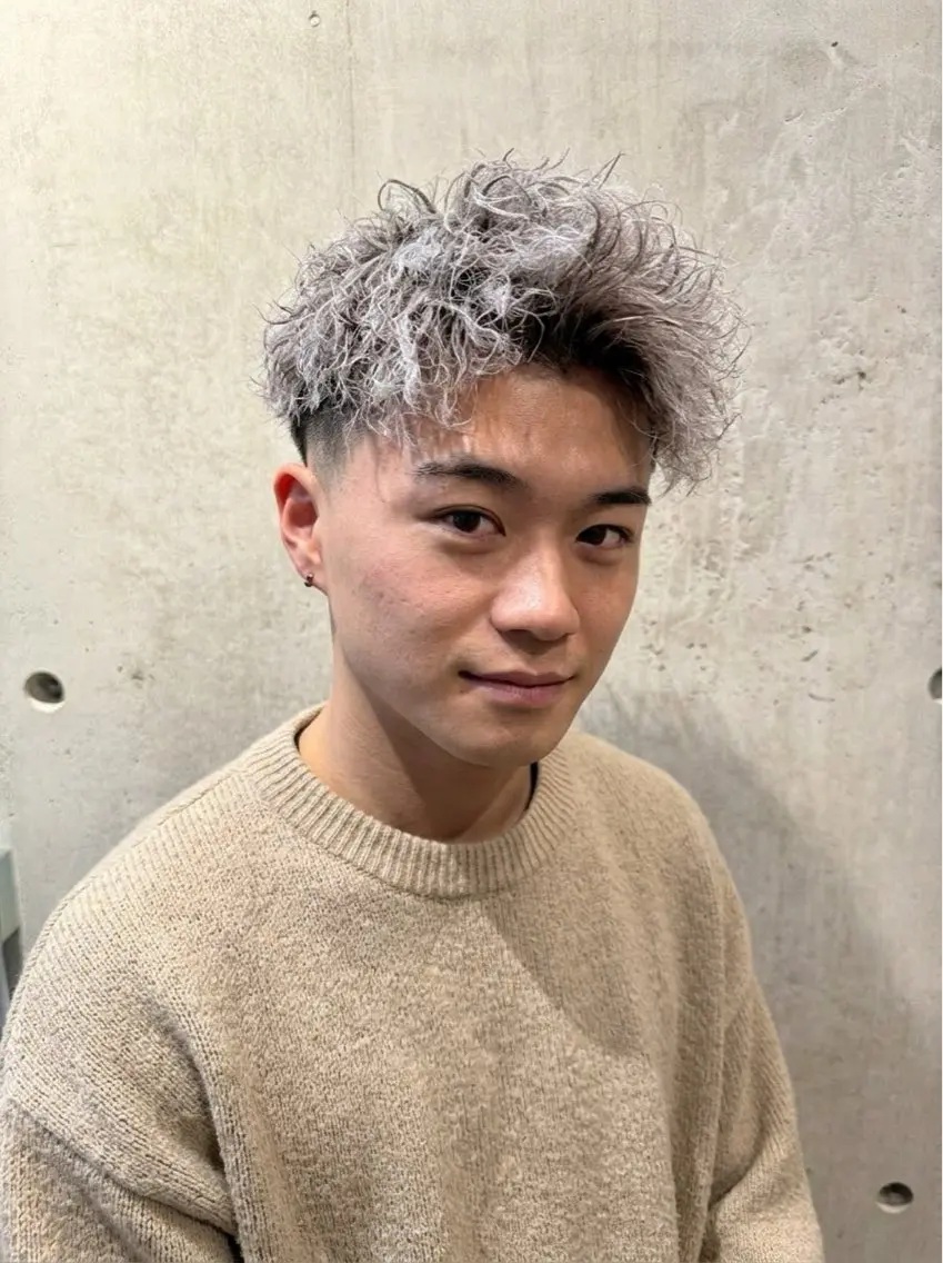 カラー メンズ メンズバレイヤージュ メンズブリーチ フェードカット メンズハイトーン メンズメッシュ カット ヘアカラー 心斎橋メンズサロン リベルテグリットのヘアスタイル