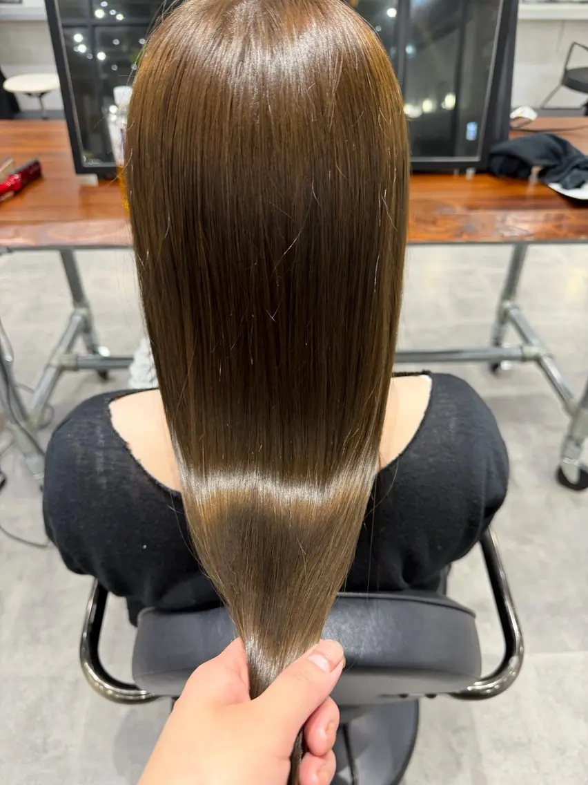 カラー ベージュカラー ヘーゼル 🩵HOLLY🩵 ブリーチ🩵カレンのヘアスタイル