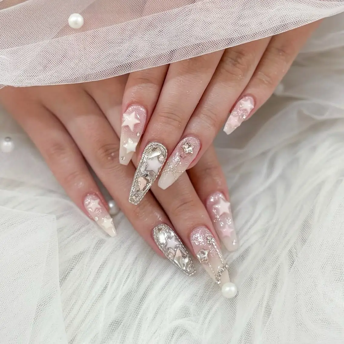 ネイル 長さ出し キラキラネイル 韓国ネイル ロングネイル ワンホンネイル ハンドネイル Josie nail salonのネイルデザイン