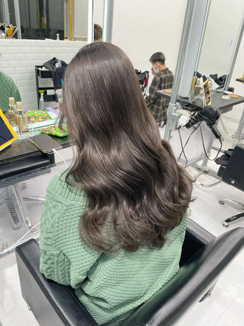 ロング ヘアカラー ハイトーン デザインカラーのヘアスタイル