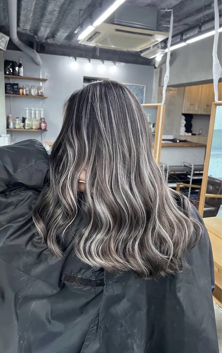 セミロング カラー ダークグレー ダークグレージュ グレージュ ハイライトカラー ハイライト ヘアカラー トリートメント 指名数No.1 /NAOYAのヘアスタイル