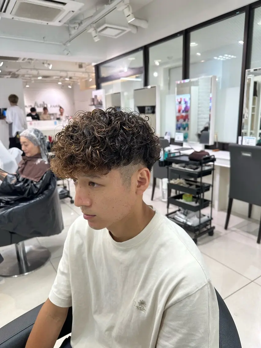 ショート カラー パーマ メンズ スペインカール カット パーマ トリートメント フェザーパーマ職人 🪶ryosukeのヘアスタイル