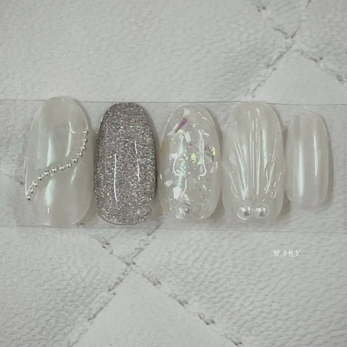 ネイル オーロラネイル マグネットネイル ニュアンスネイル ホワイト ハンドネイル Mary nail .narumiのネイルデザイン