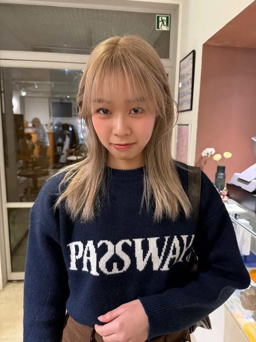 セミロング カラー ブリーチ ブロンド ホワイトブロンド 南部 綾音のヘアスタイル