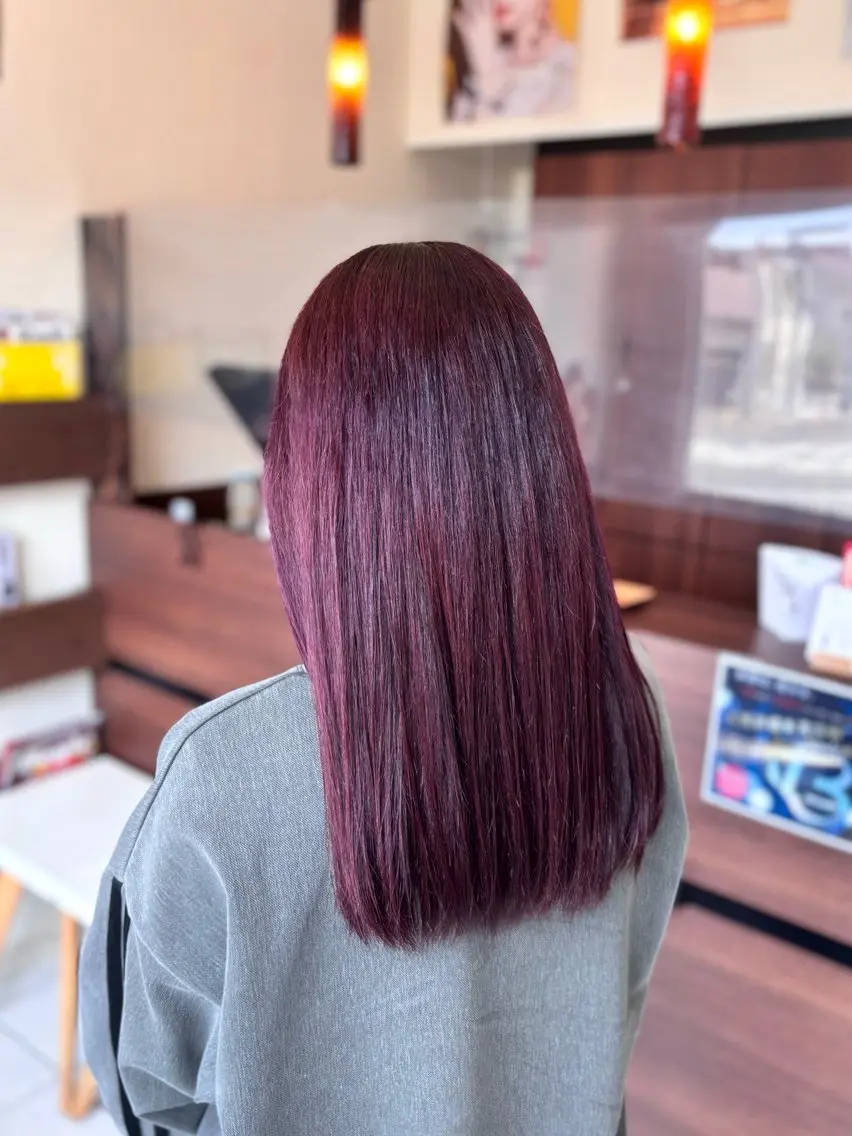 ロング カラー ブリーチ ボルドーカラー ケアブリーチ ヘアカラー トリートメント 小野 友暉のヘアスタイル
