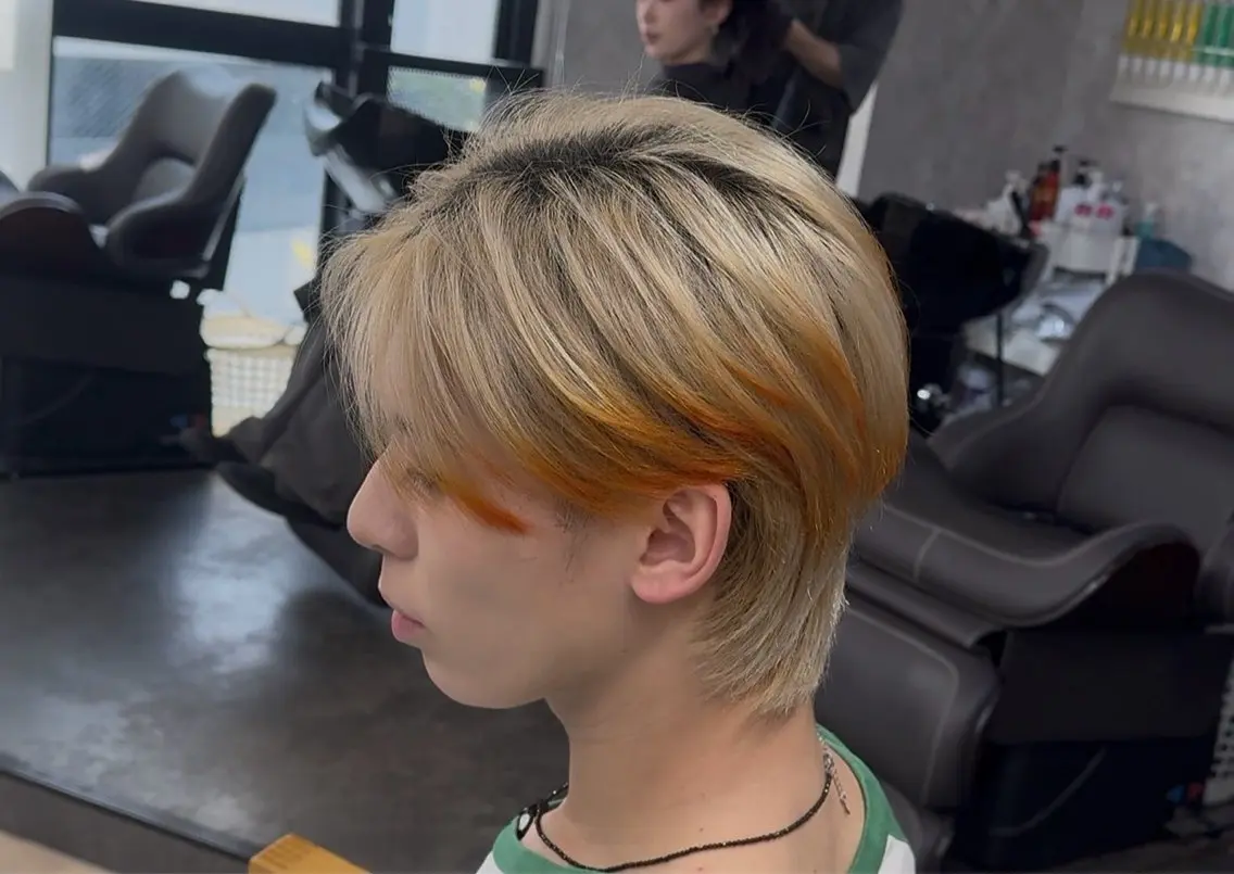 カラー メンズ メンズブリーチ センターパート フェザーパーマ メンズハイトーン メンズ韓国風 佐々木 哲太のヘアスタイル