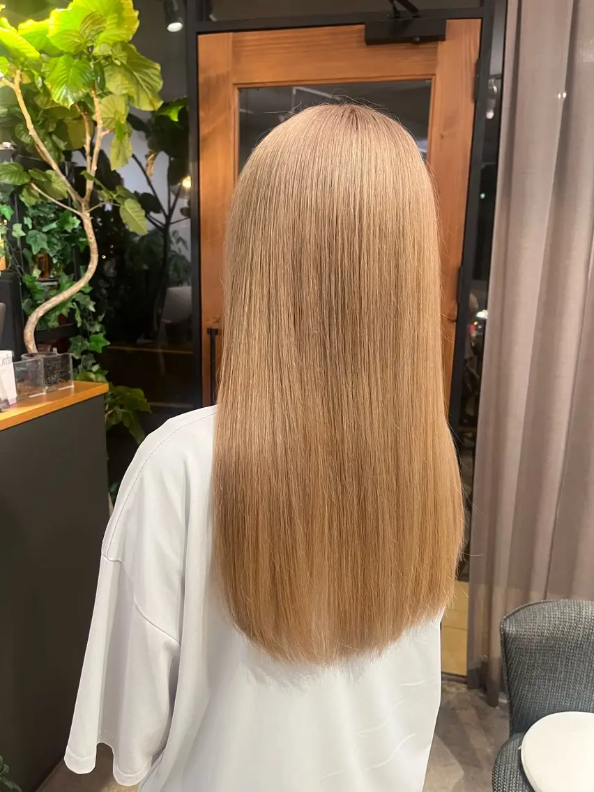 ロング カラー ブリーチ ハイトーンカラー ヘアカラー 友 美海のヘアスタイル
