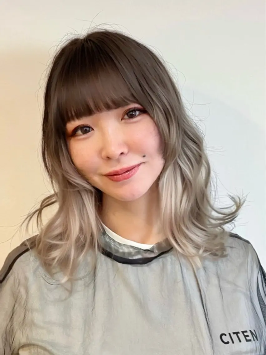 ミディアム カラー ブロンド グラデーションカラー インナーカラー ヘアカラー 派手髪デザインカラー ヒロカのヘアスタイル