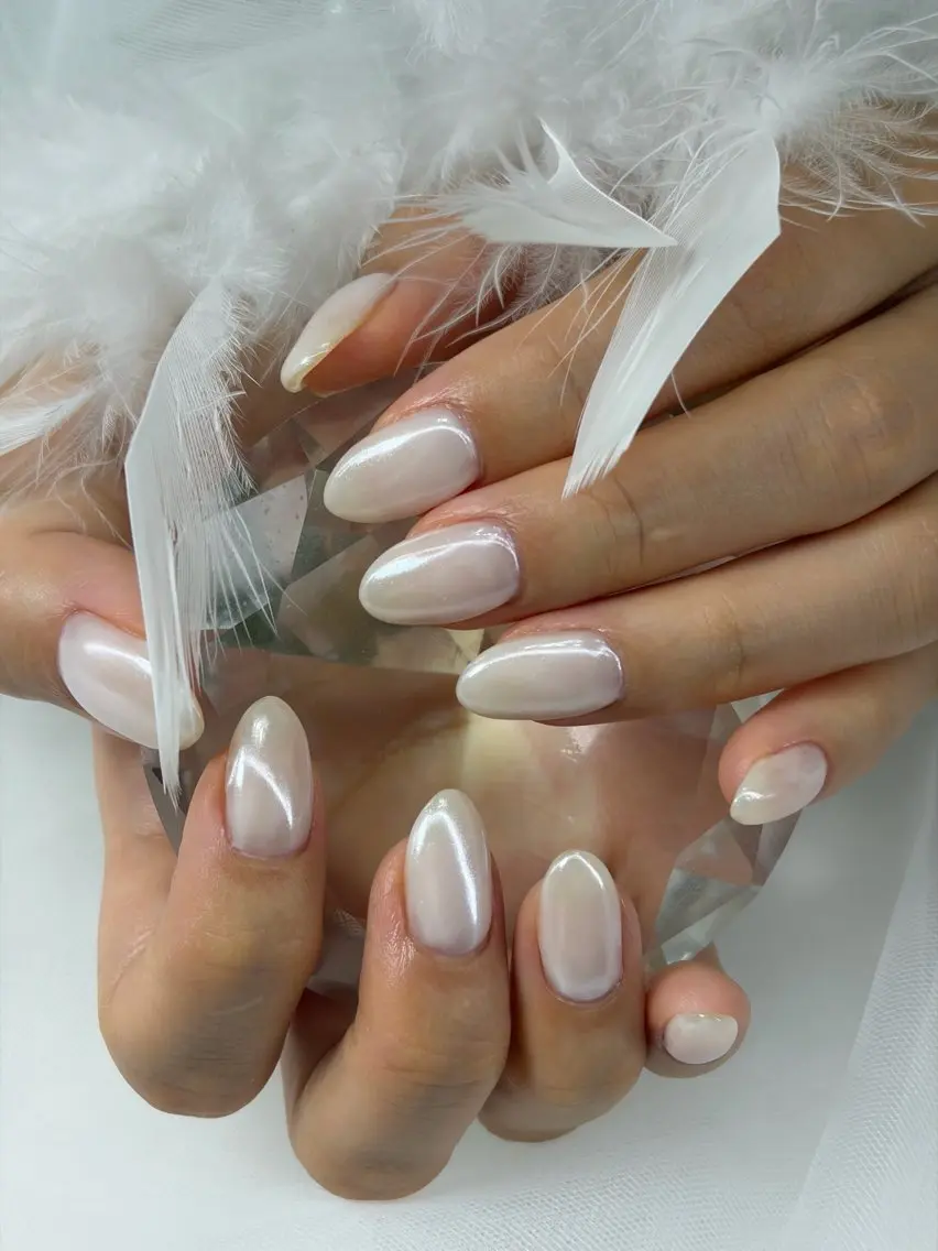 ネイル オーロラネイル キラキラネイル オフィスネイル ホワイト ハンドネイル iro+ nailのネイルデザイン