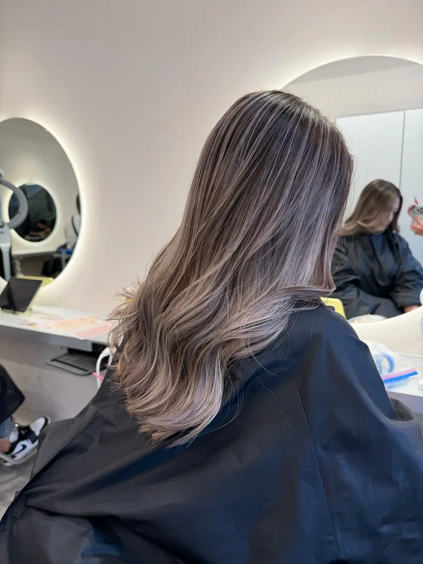ロング レイヤーカット ヘアカラー 🦋MAHO🦋 デザインカラーのヘアスタイル
