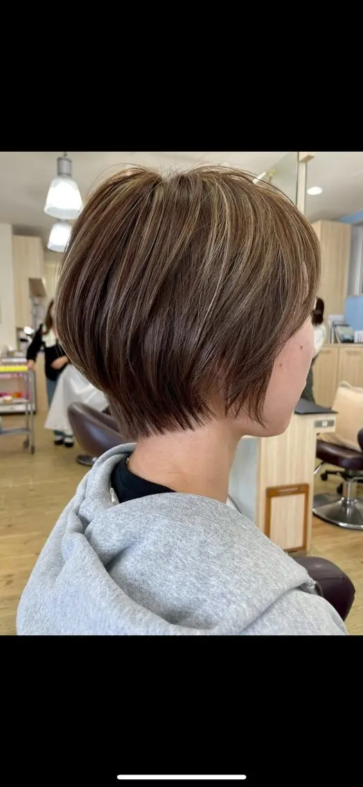 白髪にお悩みの方必見‼️白髪ぼかしハイライト✨️&カットの写真