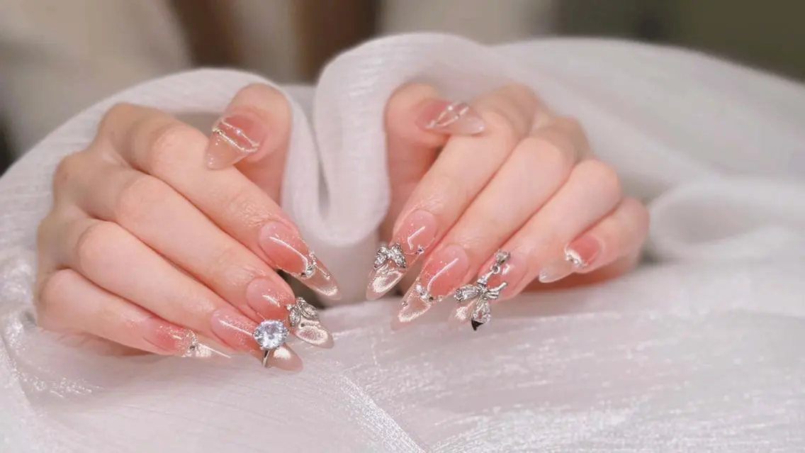 ネイル オーロラネイル ブルー チークネイル フットネイル フレンチネイル ハンドネイル NAILS168 池袋西口駅前店のネイルデザイン