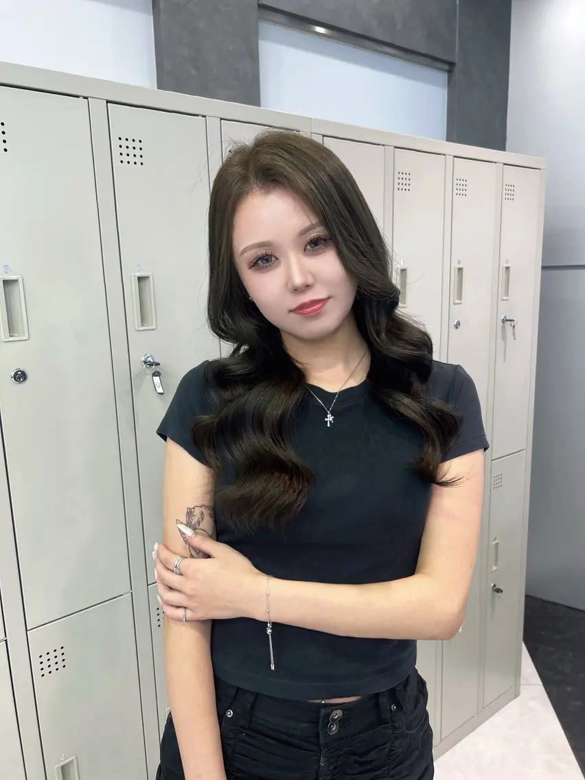 セミロング カラー ヘアアレンジ オリーブカラー カット ヘアカラー トリートメント ヘアセット ハイトーン/透明感 髪質改善/rinaのヘアスタイル