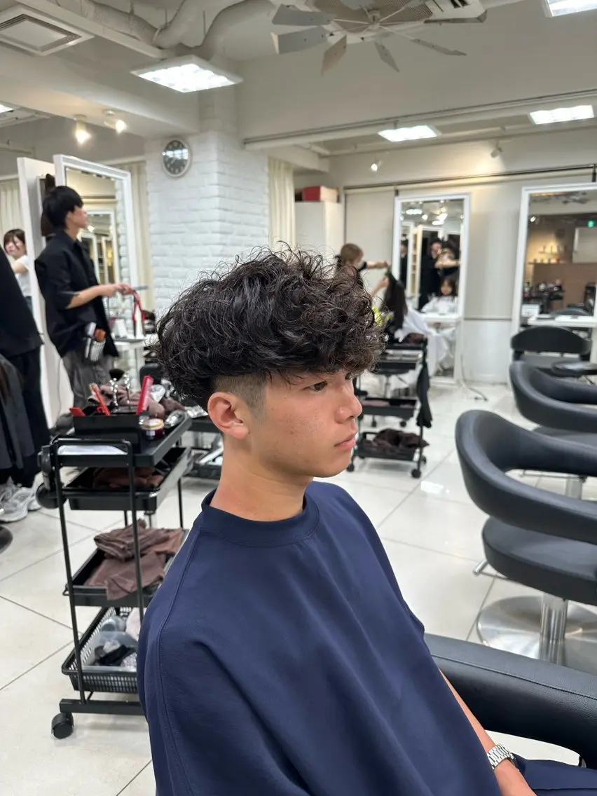 ショート パーマ メンズ メンズパーマ スペインカール カット パーマ トリートメント フェザーパーマ職人 🪶ryosukeのヘアスタイル
