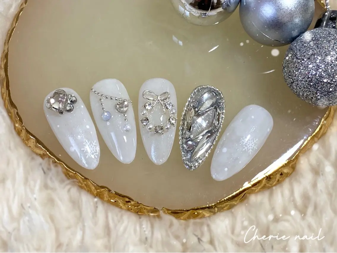 ネイル ジェルネイル ホワイト 冬ネイル クリスマス ハンドネイル Cherienail yunaのネイルデザイン