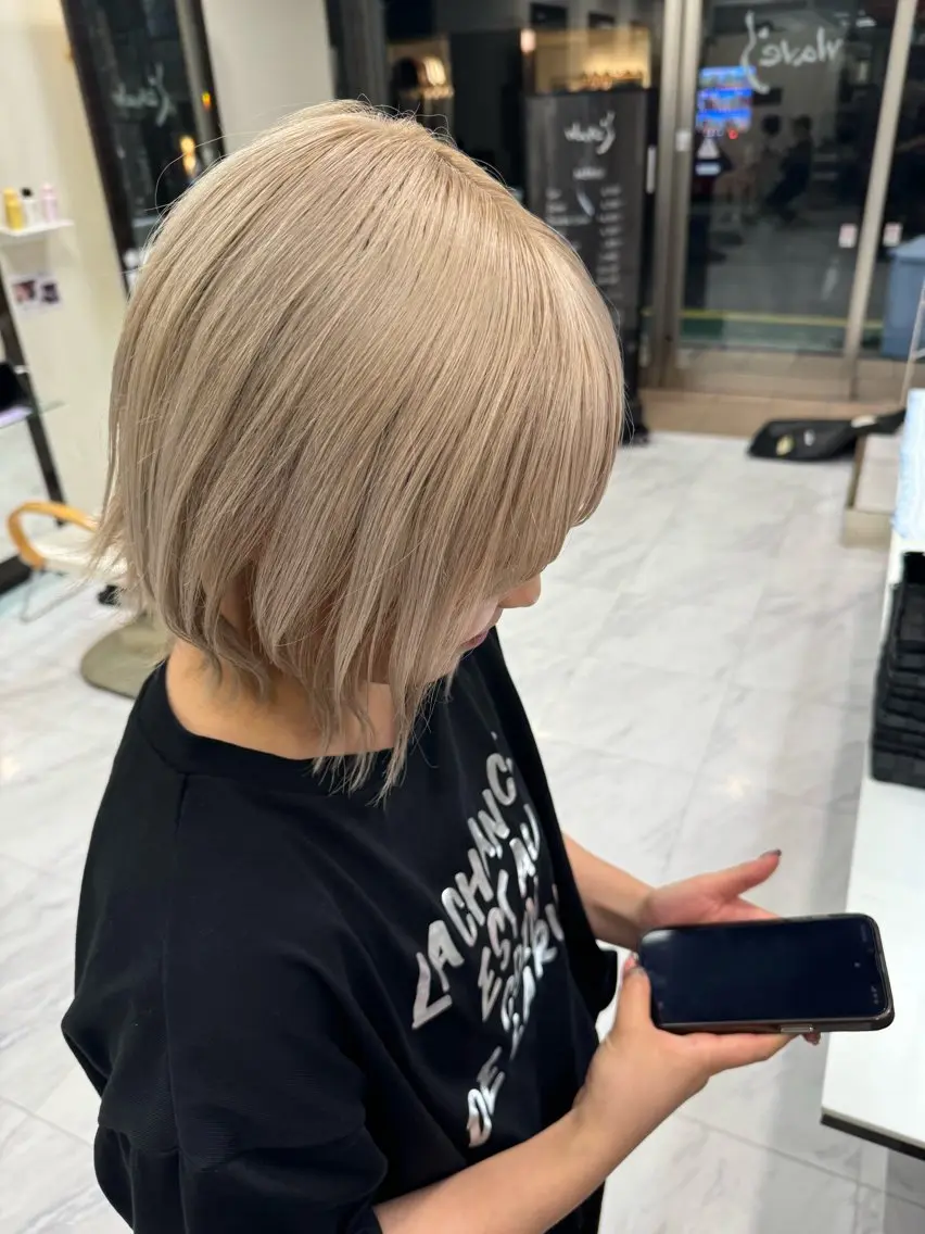 ミディアム カラー ヘアアレンジ 切りっぱなしボブ ベージュカラー ブリーチ デザインカラー ダブルカラー ヘアカラー トリートメント 目黒 碧人のヘアスタイル