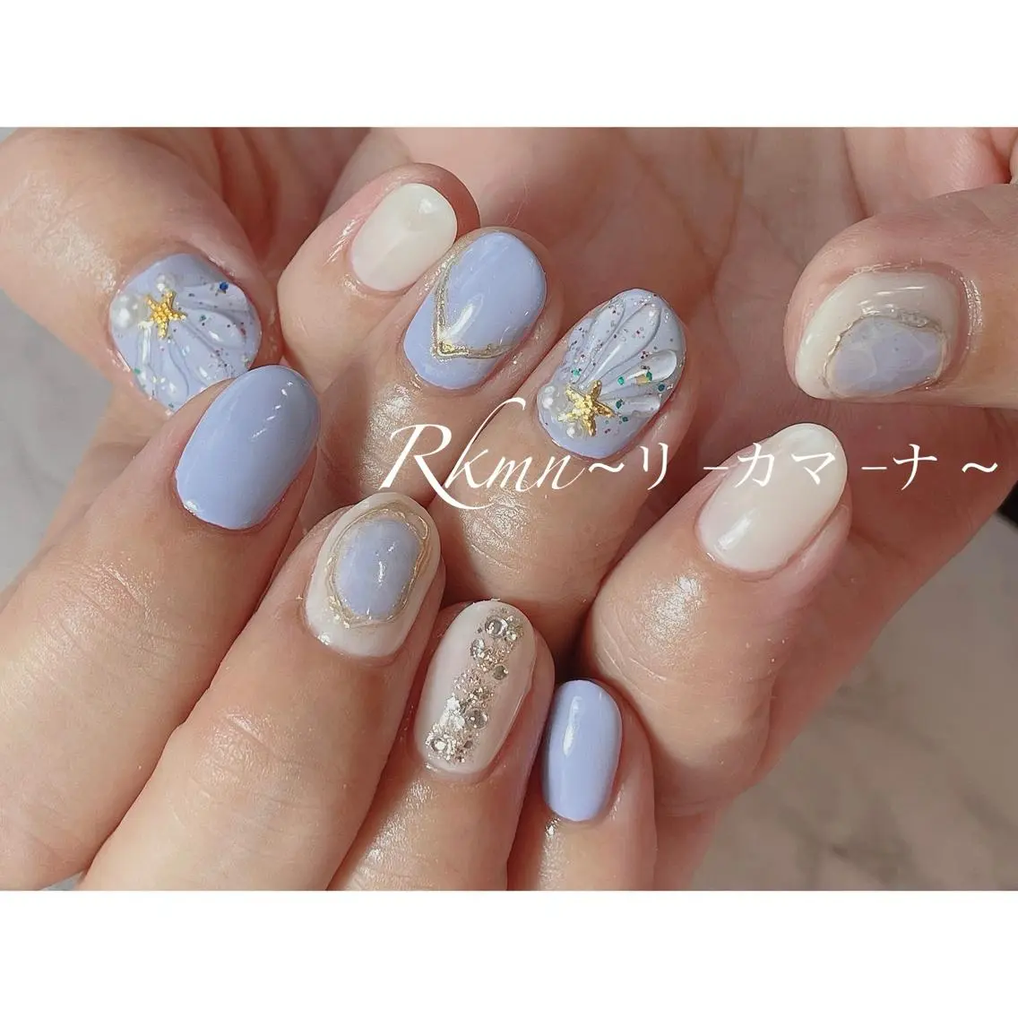 ネイル アートネイル ブルー ラメ(グリッター) 春ネイル ホワイト ハンドネイル フットネイル ハンドケア Rkmn ~リ-カマ-ナ~のネイルデザイン