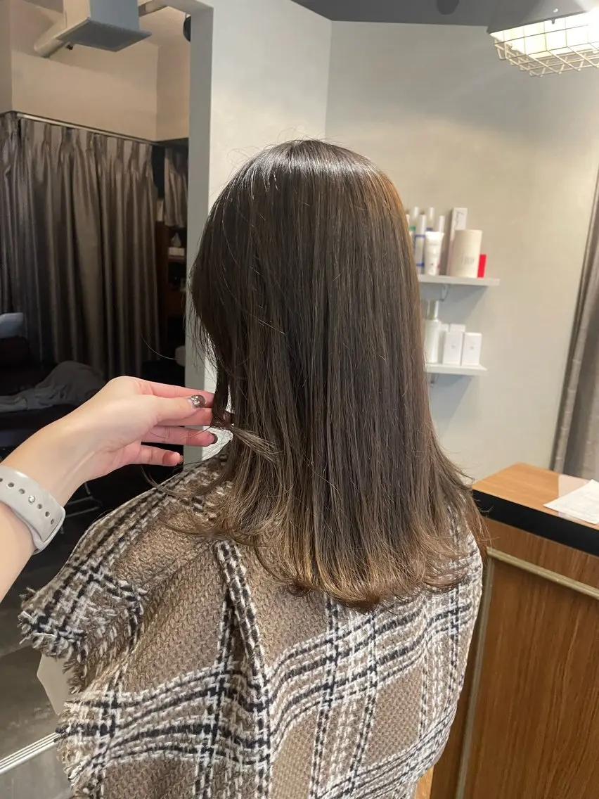 セミロング カラー ベージュカラー オリーブベージュ ヘアカラー Anju／ 小顔カットのヘアスタイル
