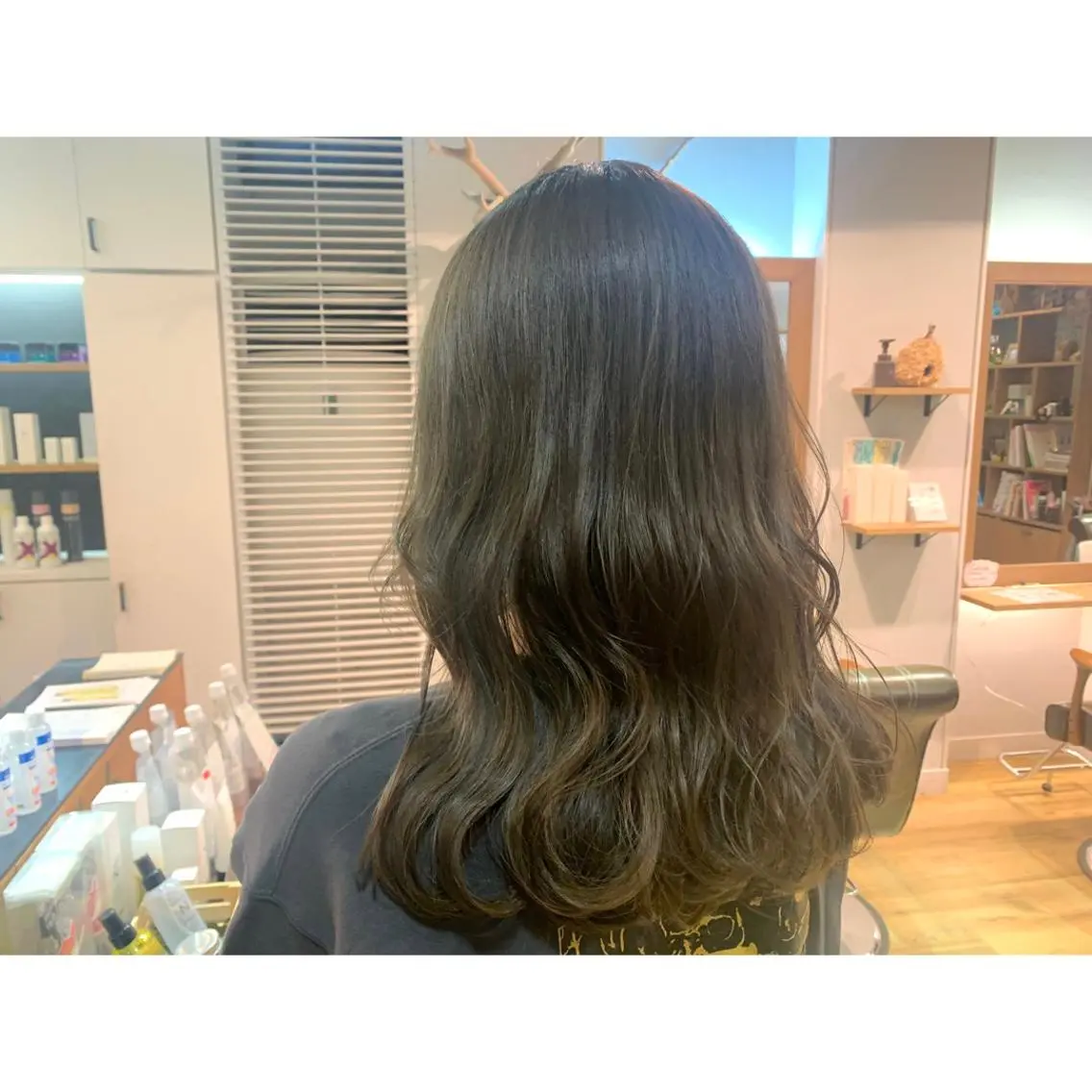 ロング カラー アッシュ ヘアカラー トリートメント ツキダテ ユイのヘアスタイル