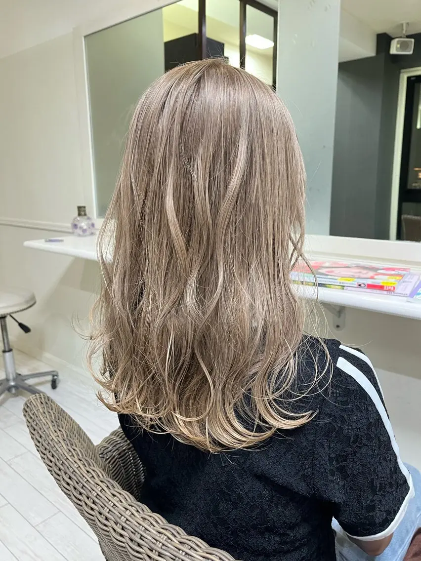 ロング カラー ベージュカラー ブリーチ グレージュ ハイトーンカラー ロング カット ヘアカラー トリートメント マルナ本店 ペコのヘアスタイル