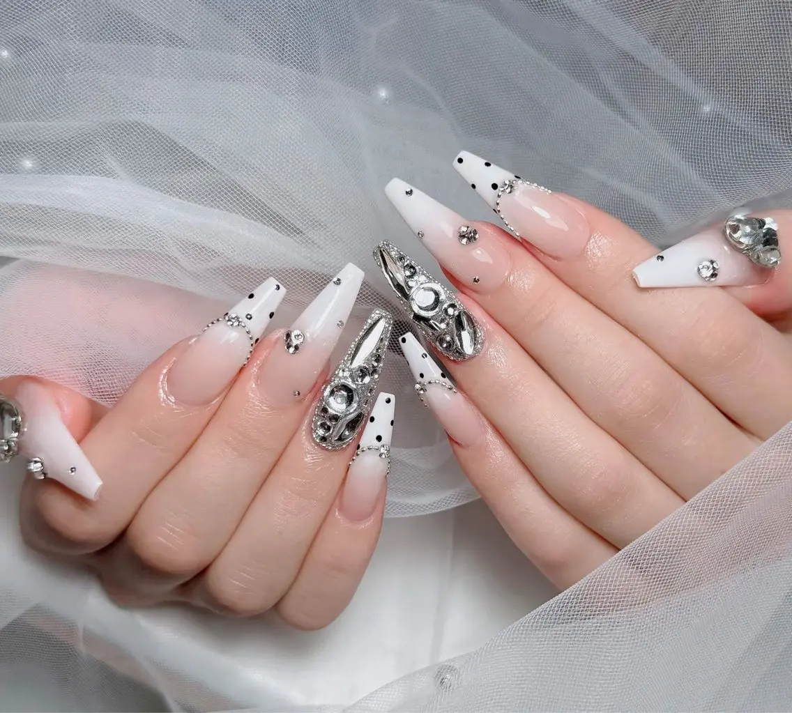 ネイル アートネイル ボルドー フレンチネイル ジェルネイル 氷ネイル・うるうるネイル ハンドネイル Julie NailSalonのネイルデザイン