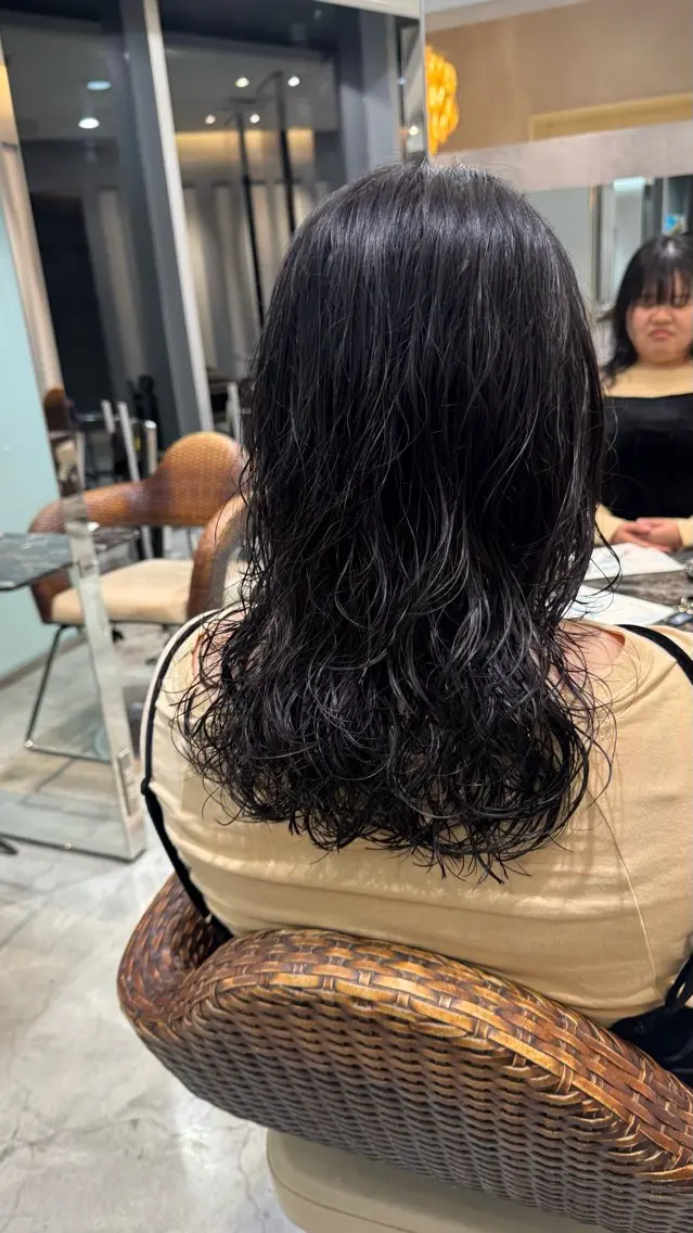 ミディアム パーマ カット パーマ くせ毛風パーマ🪡 hikariのヘアスタイル