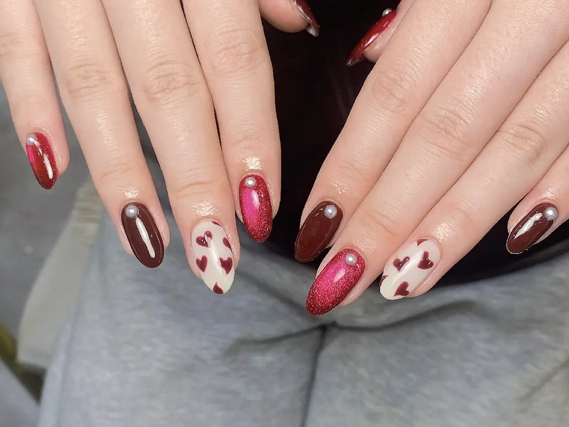 ネイル チークネイル フレンチネイル ジェルネイル ガーリー キラキラネイル ハンドネイル UM Nail Salonのネイルデザイン