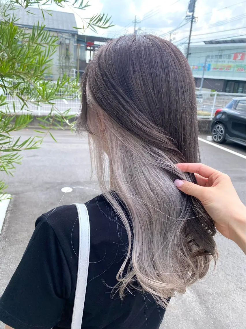 ロング カラー 黒髪 ブリーチ ケアブリーチ インナーカラー シルバー ヘアカラー トリートメント 艶髪・透明感カラー・ 韓国ヘア・Yuriのヘアスタイル