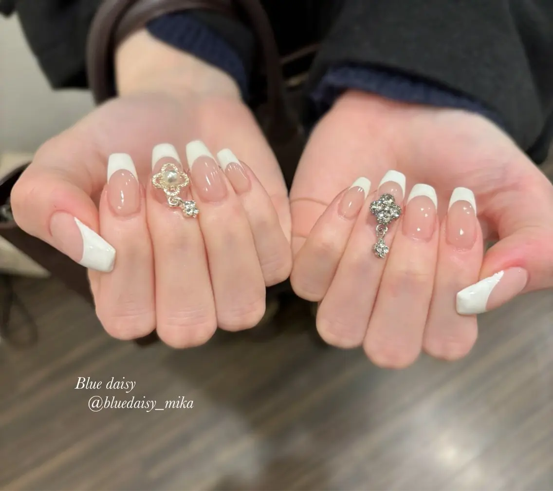 ネイル フレンチネイル ハンドネイル Blue daisy 栄本店のネイルデザイン