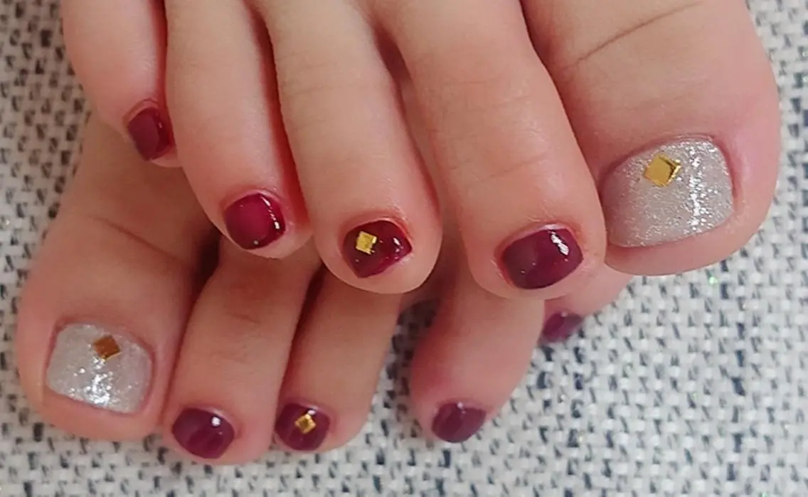 ネイル ボルドー クリアネイル ラメ(グリッター) シルバー 🍒当日もOK🍒 𝑳𝑼𝑵𝑨花井のネイルデザイン