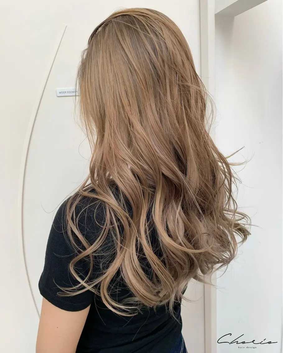 ロング カラー ベージュカラー ブラウンカラー CHERIEブリーチ ダブルカラー　天神のヘアスタイル