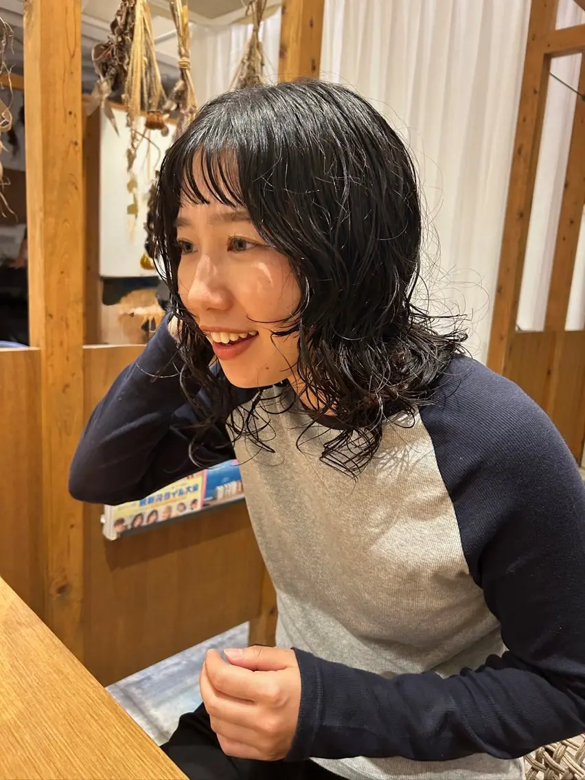 ミディアム パーマ ミディアムパーマ レイヤーカット スパイラルパーマ パーマ トリートメント ENIF 大島 芽生のヘアスタイル