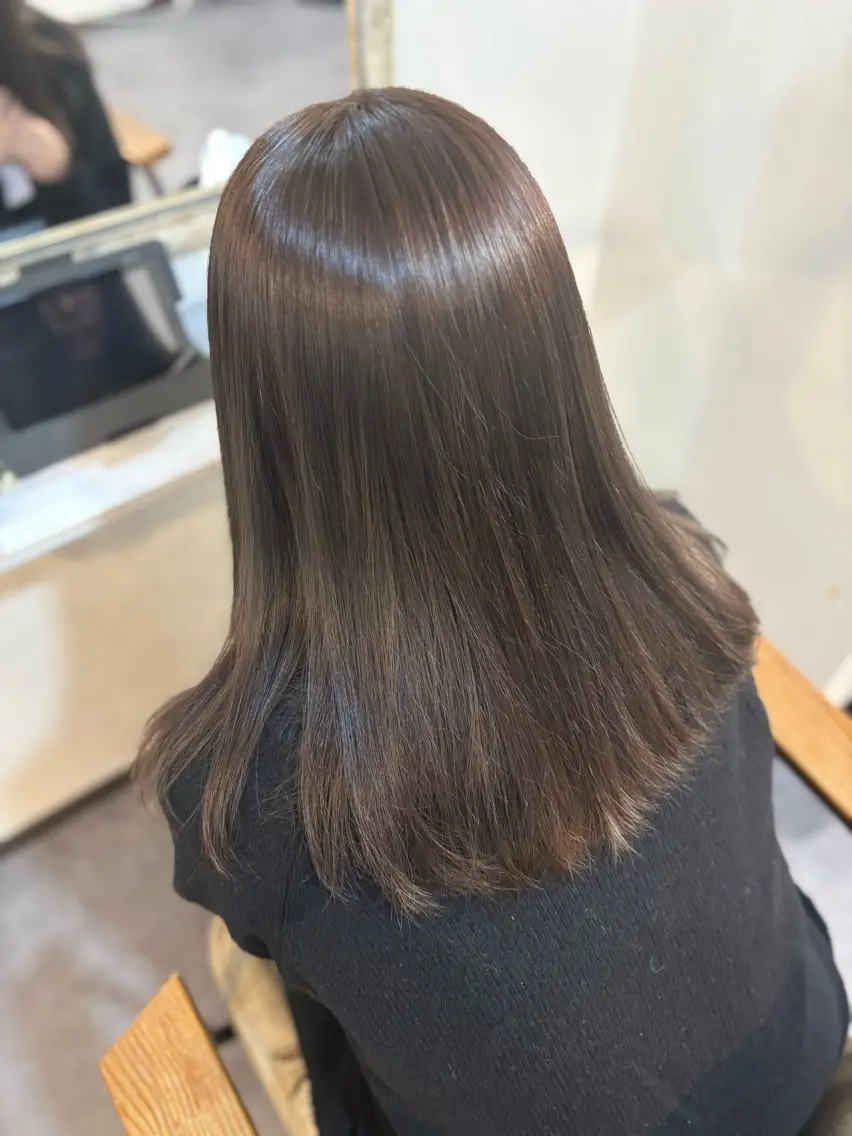 ミディアム カラー グレージュ オリーブグレージュ オリーブグレー ヘアカラー 山本なつみ/透明感 /レイヤー/ブリーチのヘアスタイル