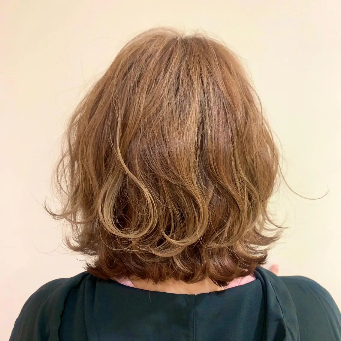 ミディアム カラー ベージュカラー ブリーチ ハイライトカラー ハイトーンカラー ハイトーンベージュ カット ヘアカラー 山田 里美のヘアスタイル