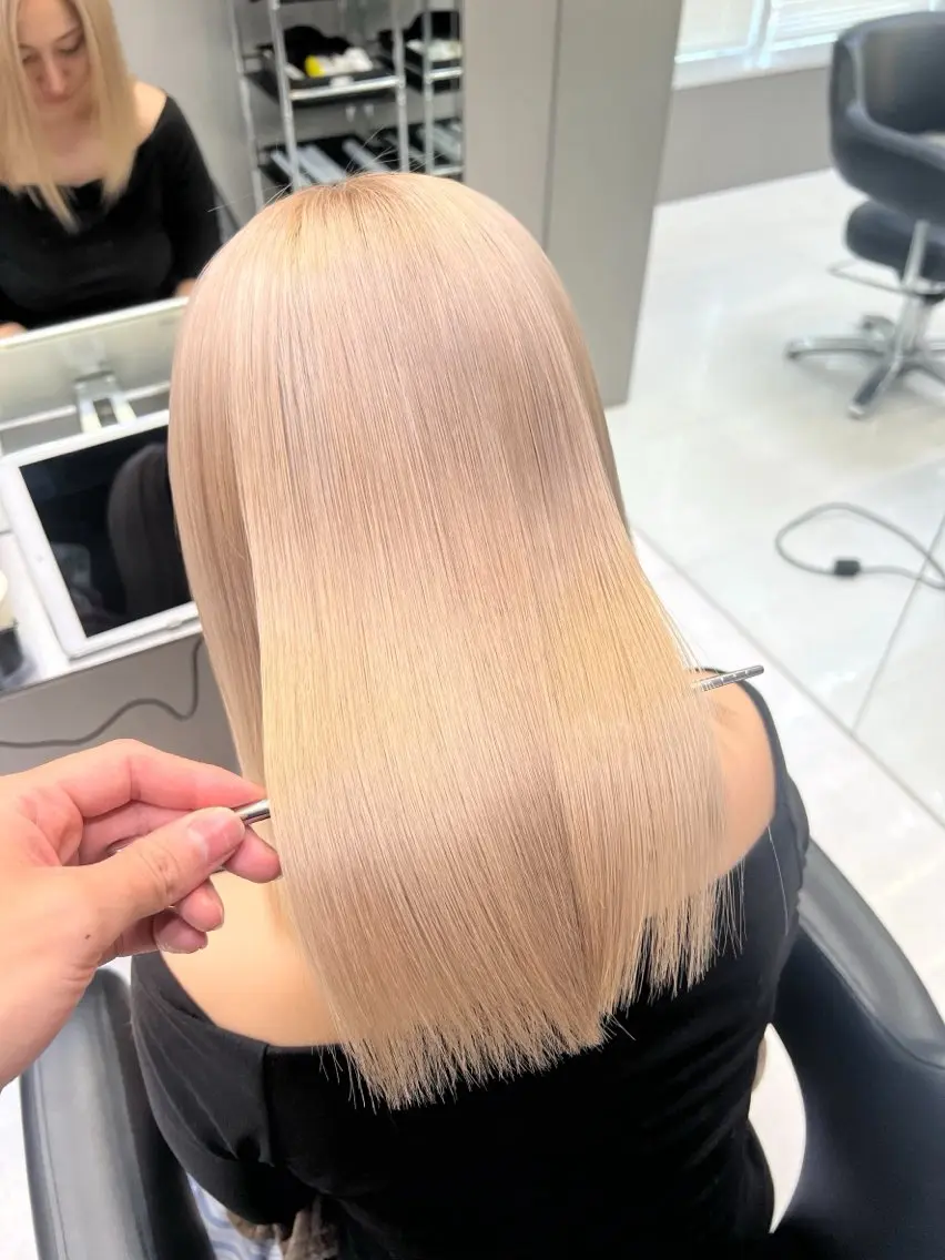 セミロング カラー ブリーチ ヘアカラー YUIGO 🔥のヘアスタイル