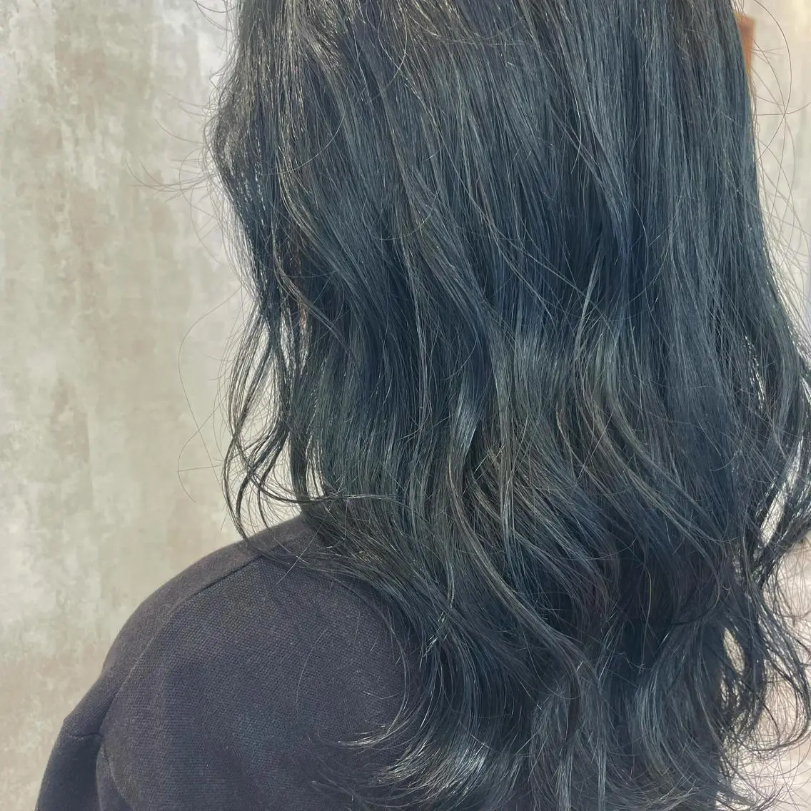 セミロング カラー パーマ ヘアアレンジ 黒髪 ブリーチ ブルーカラー ブルーブラック ブリーチなしカラー 仲間 菜々世のヘアスタイル