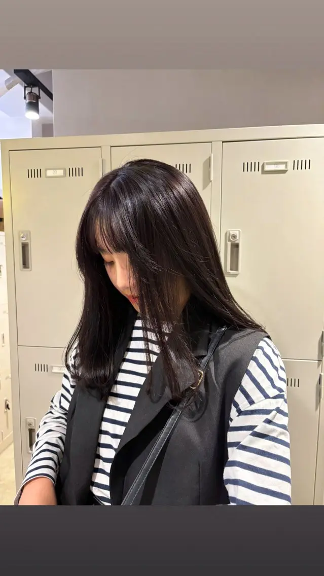 セミロング カラー ブラウンカラー ラベンダーカラー ラベンダーブラウン 抜け感レイヤー︴ ニュアンスカラーのヘアスタイル