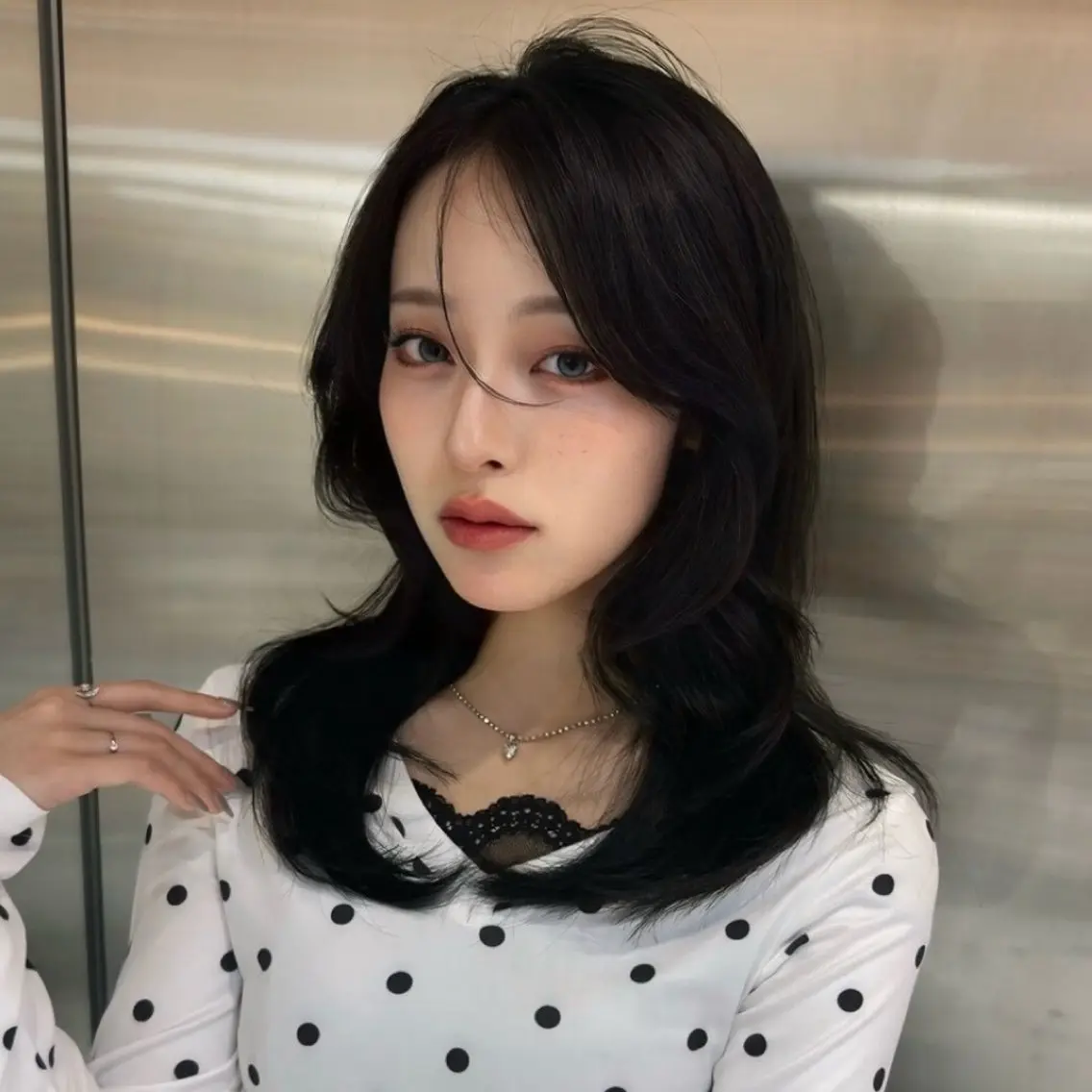セミロング カラー ヘアアレンジ 黒髪 ブルーカラー ブルーブラック 透明感カラー 韓国風ヘア カット ヘアカラー トリートメント 韓国ヘア/ロー レイヤー/Rumiのヘアスタイル