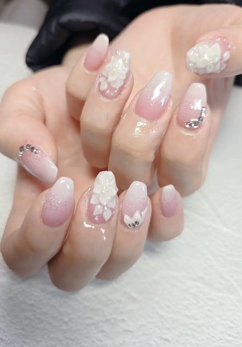 ネイル フラワーネイル キラキラネイル 赤色 ブライダルネイル ハンドネイル flure de neige yukiのネイルデザイン