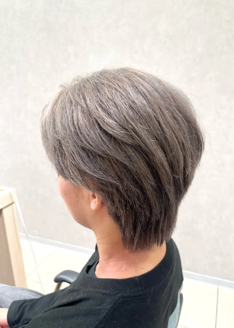 カラー メンズ メンズブリーチ ブリーチ シルバー カット ヘアカラー 巖本 真希のヘアスタイル