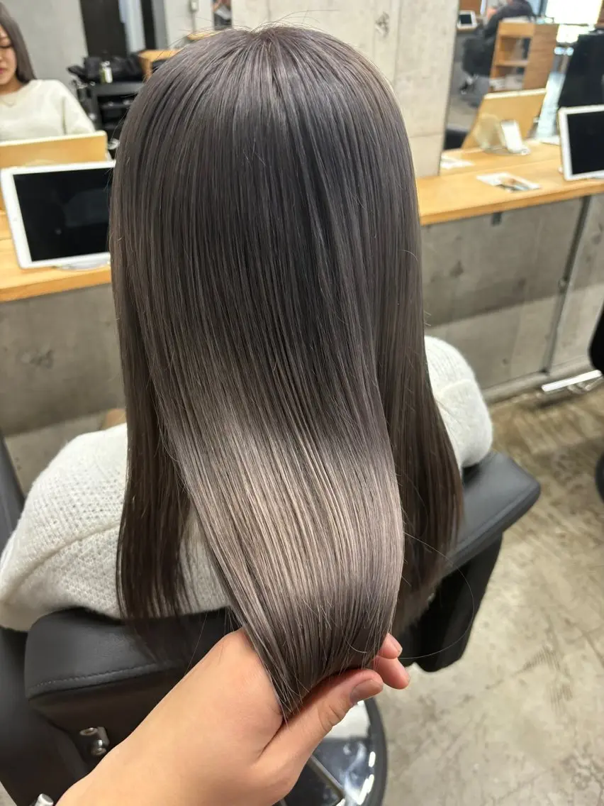 ミディアム カラー mono / Manatoのヘアスタイル
