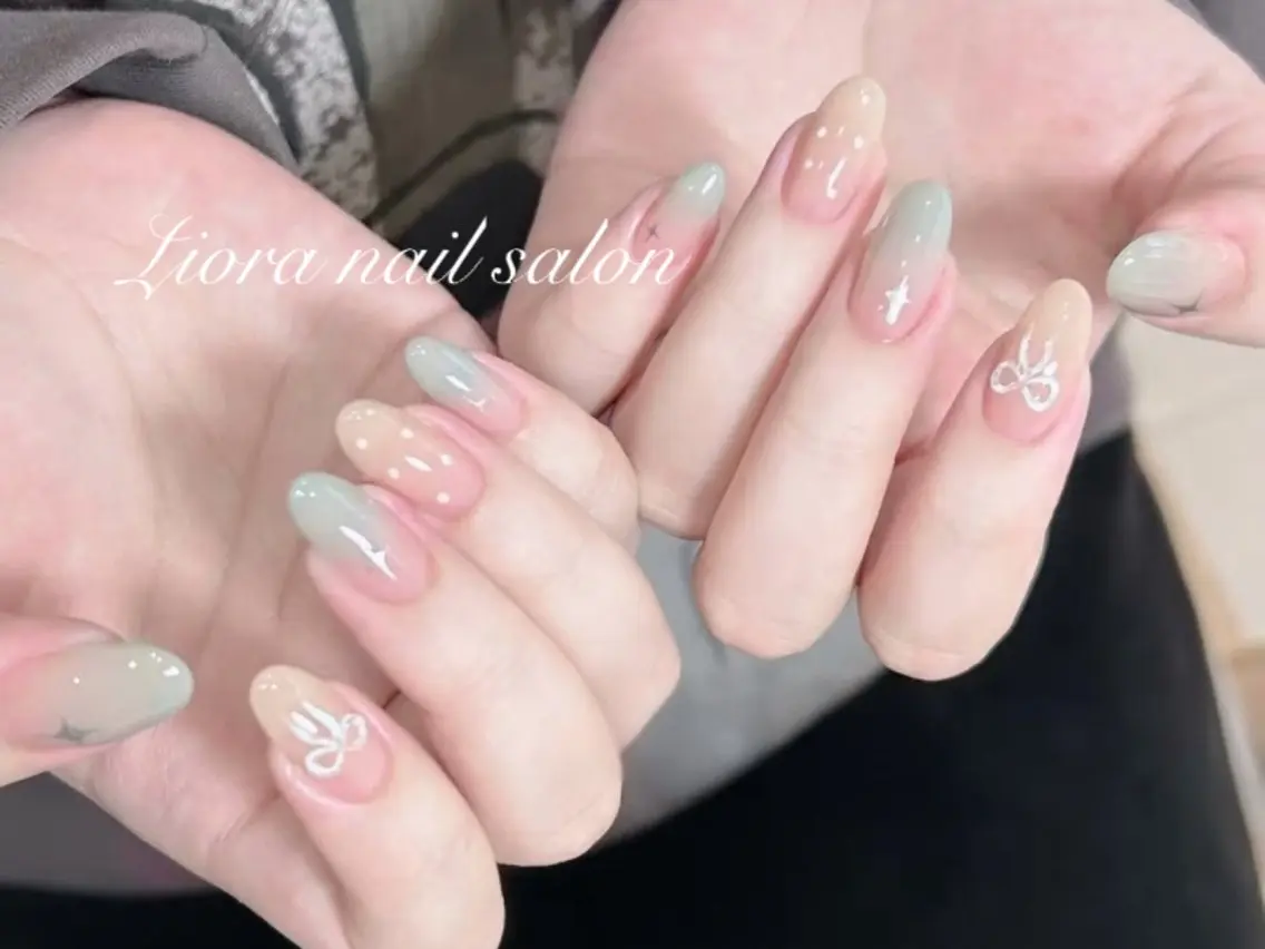 ネイル フレンチネイル ジェルネイル ガーリー グラデーション キラキラネイル ハンドネイル JUN Lioraネイルのネイルデザイン
