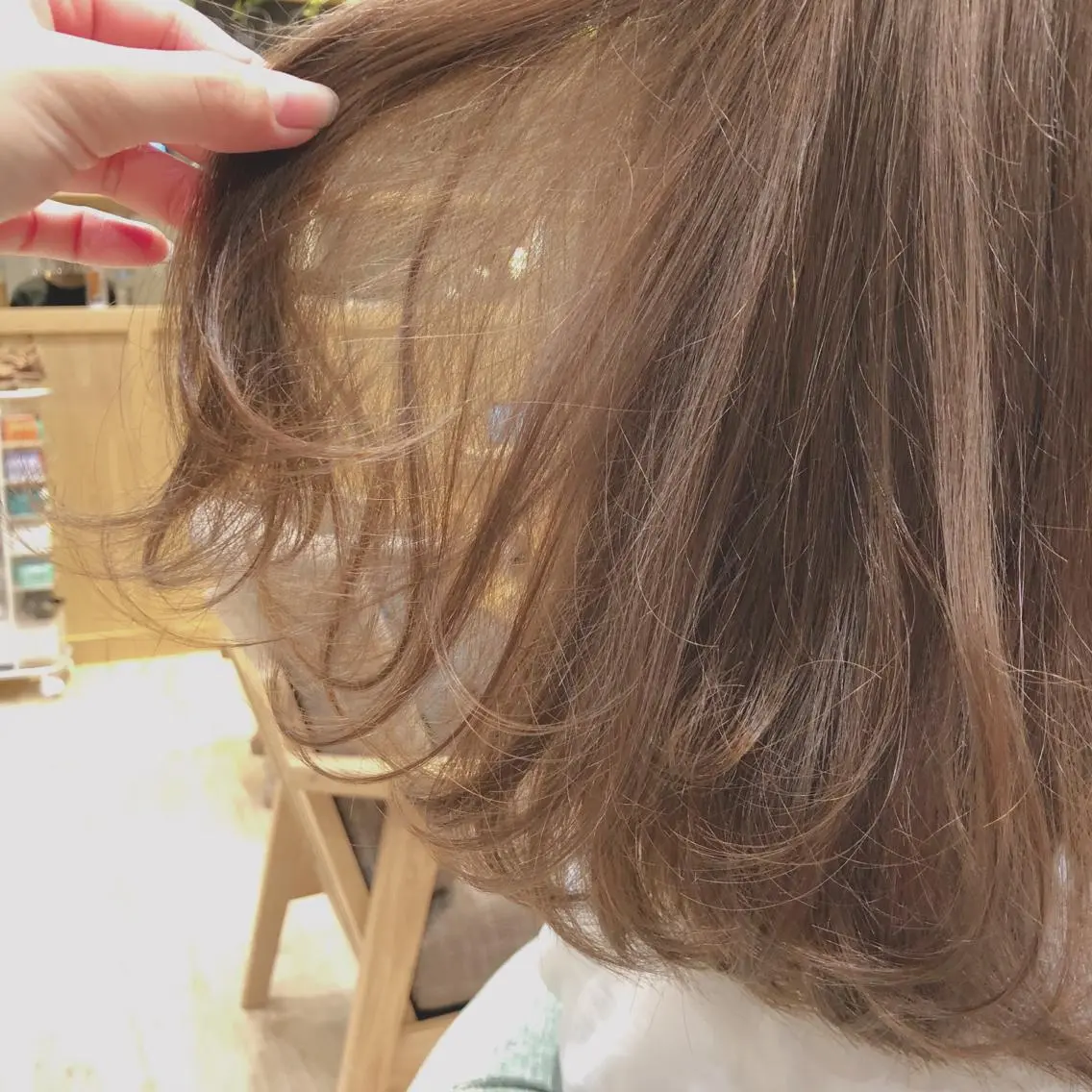 ミディアム カラー ヘアアレンジ ベージュカラー ブリーチ 落合 眺 (オチアイ ノゾミ)のヘアスタイル