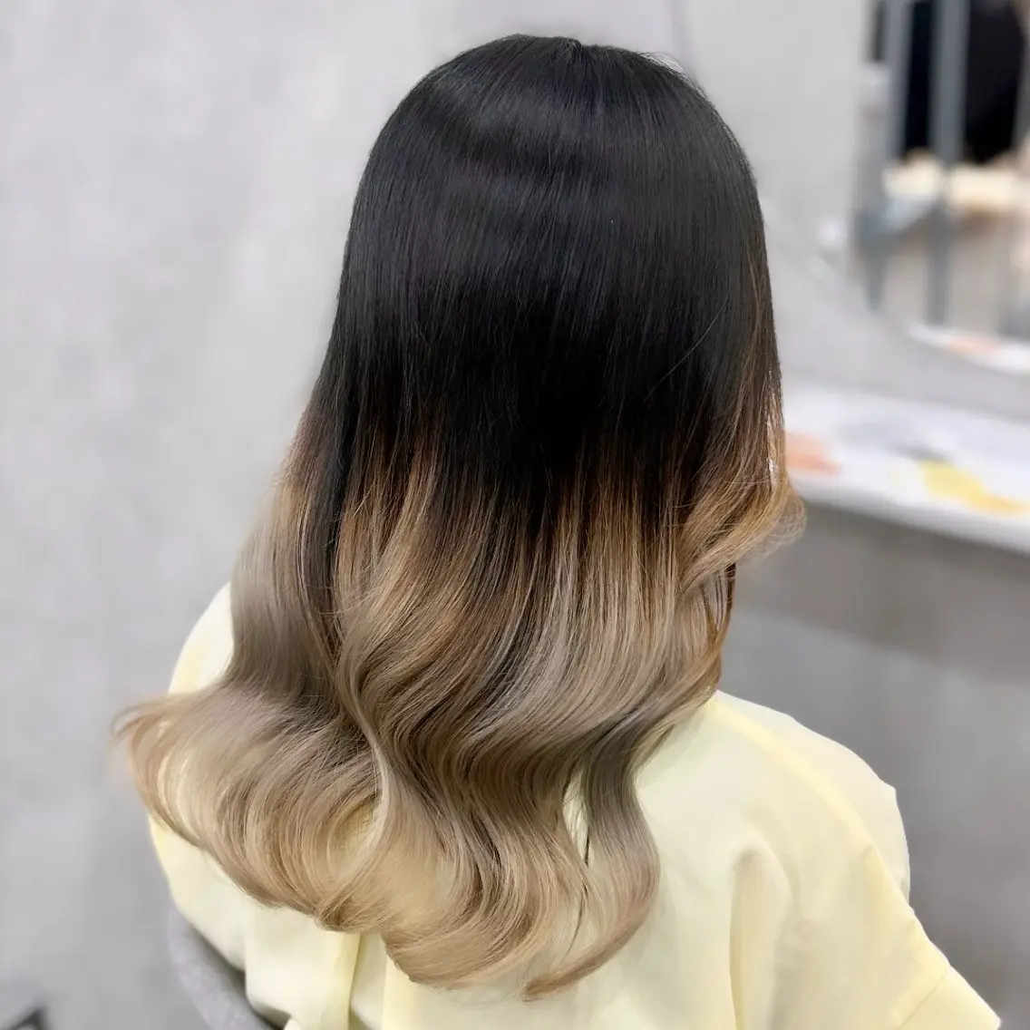 セミロング カラー ブリーチ グラデーションカラー ヘアカラー 澤木 愛美のヘアスタイル